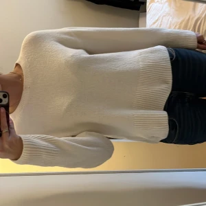 Vit stickad tröja  - En jättefin stickad tröja från & other stories. Köpt för runt 600kr. Varm och skön! Pris kan diskuteras 