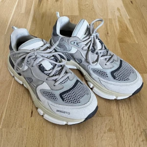 Axel Arigato Sphere Runner - Axel Arigato Sphere Runner i storlek 40. Köpta för ca 5 månaders sen. Mycket sparsamt använda. Nypris 3650 kr. Skokartong + dustbag medföljer.  Läs mer om skorna här. https://axelarigato.com/women/footwear/spher  Om fler bilder önskas så skriv ❣️