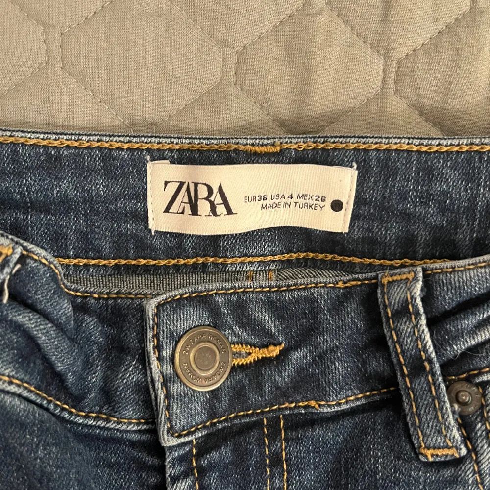 Snygga lågmidjade utsvängda jeans ifrån zara! Är lite korta på mig som är 173 cm för referens💓. Jeans & Byxor.