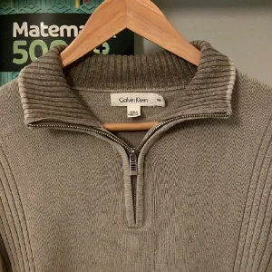 Calvin Klein Halfzip - Sjukt fräsch halfzip frun CK i storlek S.