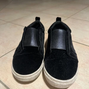 Skor - Assnygga svarta skor med vit sula i sammet!! Storlek 39. Kommer ej till användning. Skriv privat för fler bilder ❤️😊