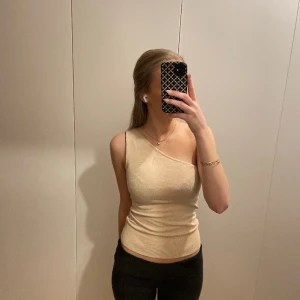 off should topp - jätte fin och somrig topp!💓 (bilden ser konstig ut på plick men toppen är enfärgad och har inga mönstren) 