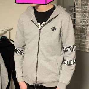Philipp plein tröja - hej säljer nu min e philipp plein tröja då den inte passar mig längre. hör av er vid mer bilder/frågor! Pris kan diskuteras!