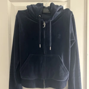 Juicy kofta mörkblå  - Jag säljer min juicy tröja som är i bra skick, färgen är night sky. Nypris är ca 1200kr säljer för 500k 💕