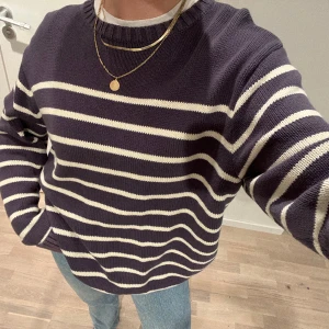 Stickad tröja  - Superfin stickad tröja i 100% bomull från Brandy Melville. Är i one size, på mig som är vanligtvis S/36 är den perfekt oversized.