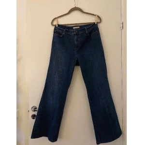Vintage Levi’s flare jeans - Säljer dessa supersnygga vintage flare jeans från Levi’s! Köpt på Beyond Retro, men knappt använd av mig pga fel storlek. Superfint skick✨ De är lite lätt insydda i midjan, men de var så när jag köpte dem. Skriv om du har frågor :)
