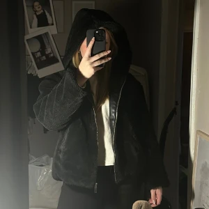 Pälsjacka - Säljer denna jättefina pälsjacka som tyvärr inte kommer till användning.  Den är ifrån Zara och är i stolek XS men skulle att den är oversized då jag ofta har S/M.   💕💗💖💘💓💞🩷