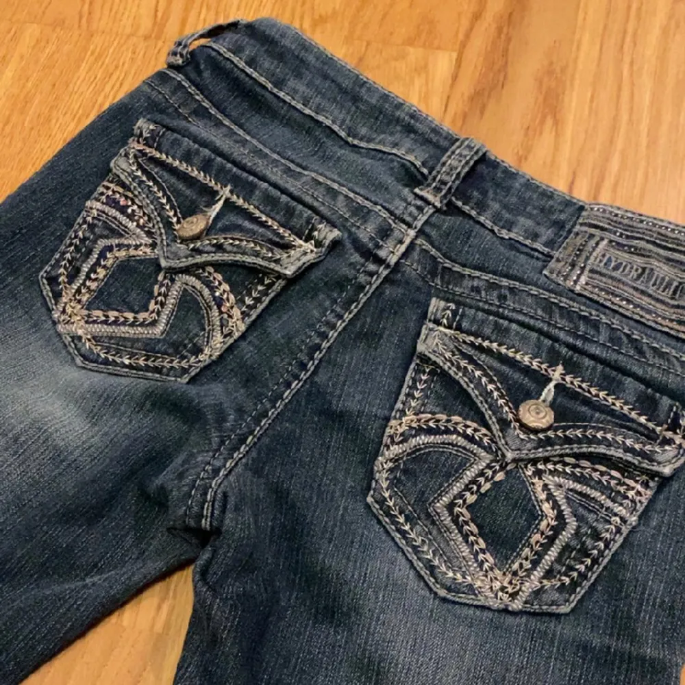 Hydraulic jeans, lågmidjade boot cut, jättebra skick! Passar jättebra i längd men är lite för stora i midjan💕kommer inte till användning därför säljer jag dem . Jeans & Byxor.