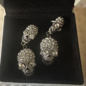 Rock By Sweden örhängen - Oanvända örhängen från Rock By Sweden. Nypris: 649 kr.  Produktinformation här: https://rockbysweden.com/black-diamond-r1003?option-color=93-4  Rock by Sweden grundades 2009 av bland annat Laila Bagge.   