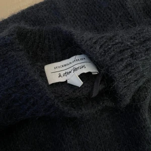 Stickad tröja  - Mörkblå stickad tröja. Nästan helt oanvänd 