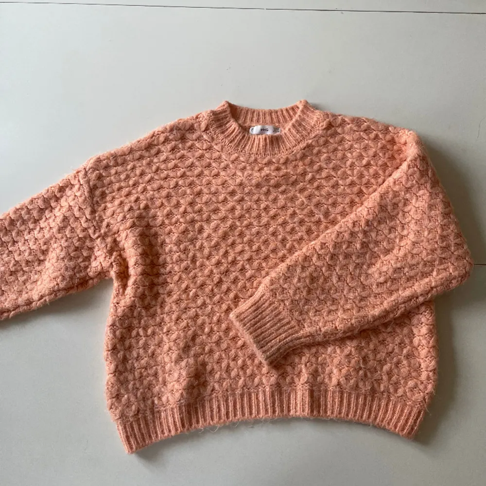 Fin stickad tröja i en persikofärg, använd fåtal gånger 🧡💫 oversize. Tröjor & Koftor.