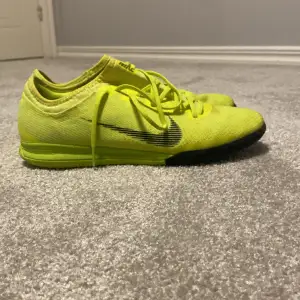 Säljer mina gröna Nike mercurial i storlek 42,5. Skick 8/10 inte använda så mycket. Köpta från stadium för 1 000 kr. Perfekta skor för inomhus fotboll. Pris kan diskuteras. Skriv vid frågor!