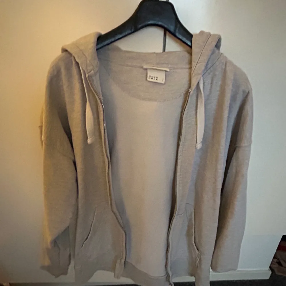 Säljer denna gråa zip tröja i storlek  L från Hm. Mycket bra skick. . Tröjor & Koftor.