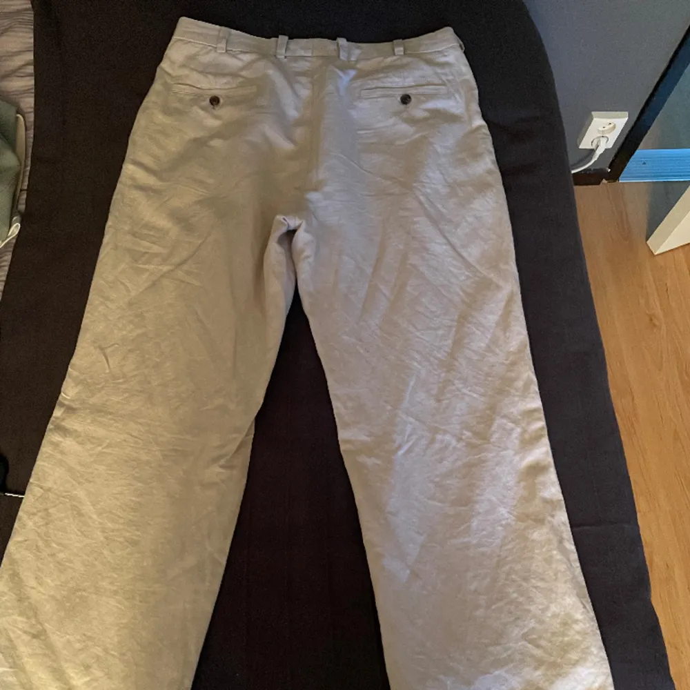 Säljer ett par beiga kostymbyxor från Brooks brothers i storlek waist 36 och length 34. De har inga defekter. . Jeans & Byxor.