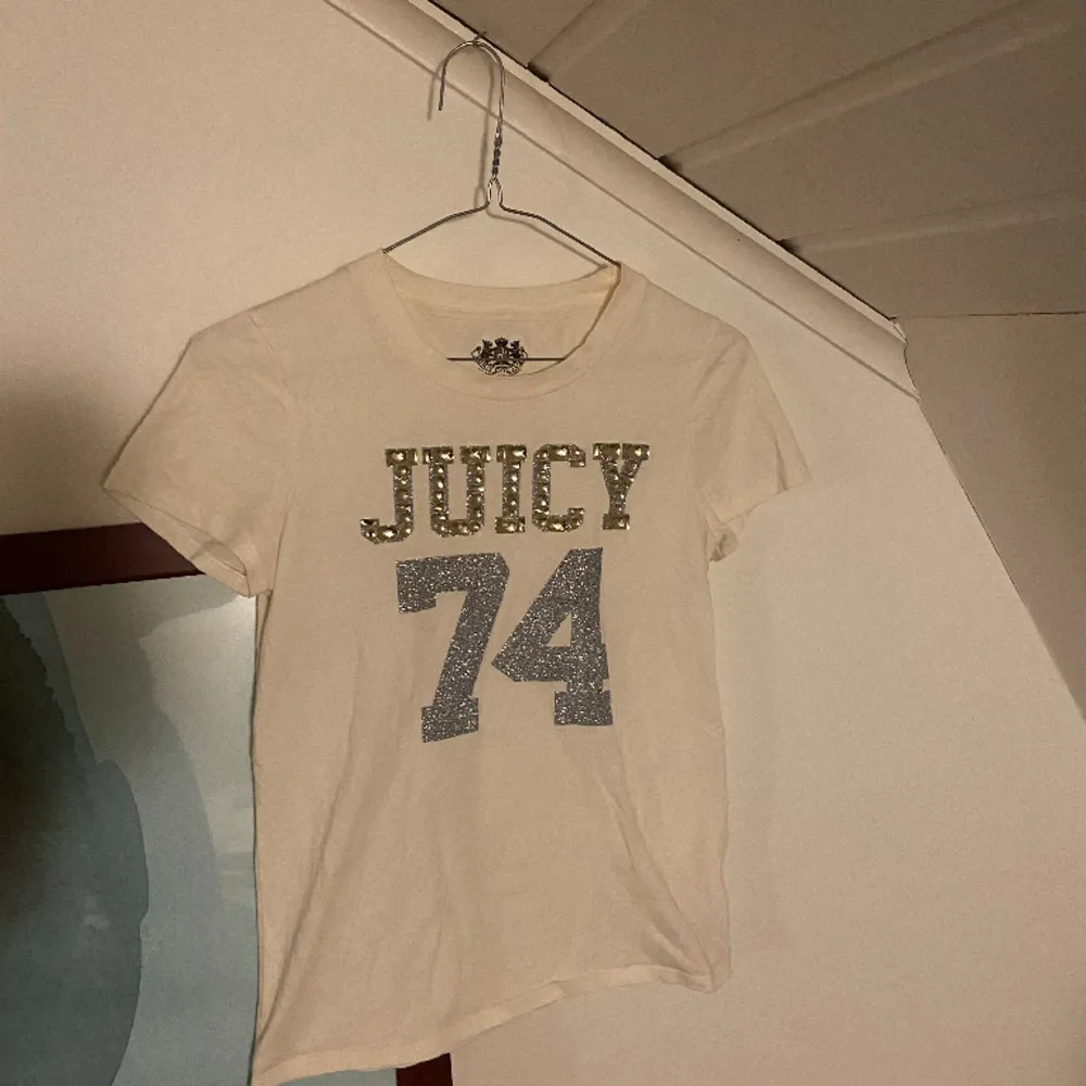 Säljer denna supercoola juicy t-shirten. Den är i storlek 14 vilket är motsvarande 164 i barnstorlek! Men passar även för den som är en xs, eller xxs! Det är enbart använd några få gånger så den är i väldigt fint skick utan några defekter! 😍😍. Toppar.