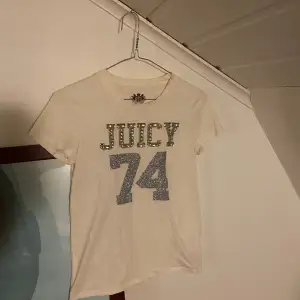Säljer denna supercoola juicy t-shirten. Den är i storlek 14 vilket är motsvarande 164 i barnstorlek! Men passar även för den som är en xs, eller xxs! Det är enbart använd några få gånger så den är i väldigt fint skick utan några defekter! 😍😍