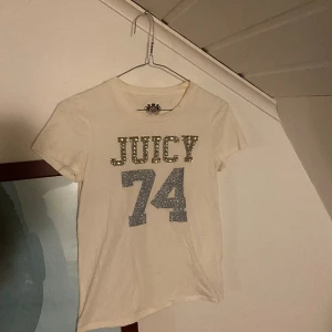 JUICY COUTURE T-shirt - Säljer denna supercoola juicy t-shirten. Den är i storlek 14 vilket är motsvarande 164 i barnstorlek! Men passar även för den som är en xs, eller xxs! Det är enbart använd några få gånger så den är i väldigt fint skick utan några defekter! 😍😍