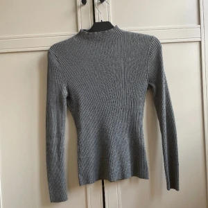 Figurnära topp - Jättefin topp som sitter tight men är stretchig. 💚🍾 grå-grön färg 