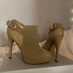 höga klackar - snygga klackskor i bra skick! dock en liten ”spik” som sticker ut i ena klacken, går säkert att nypa av eller klippa av💖