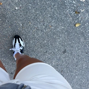 Vita denimshorts  - Medel långa vita denimshorts. I gott skick! 