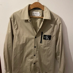 Calvin Klein overshirt - Hej! Säljer en Calvin Klein overshirt i storlek L. Jag är 183cm lång och den passar bra mellan 175-185                 Skick 9/10 sparsamt använd.