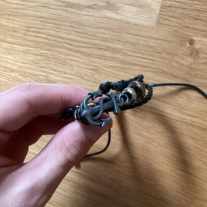Armband - Säljer ett snyggt armband jag aldrig använt. Storleken går att justeras. Hör gärna av dig vid frågor eller fler bilder. Pris kan diskuteras. Kan även mötas upp i Solna eller närliggande ort. 