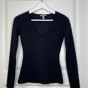 H&M TRÖJA - Säljer denna fina tröja från H&M. Använd endast vid ett tillfälle så typ som ny. Storlek Xs. Kontakta mig vid frågor!💕klicka endast på köp nu om du vet att du vill köpa!!!