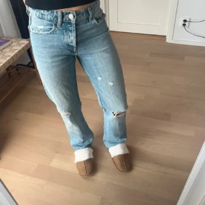 Zara jeans - Säljer nu mina eftertraktade jeans, använda vid få tillfällen, väldigt gott skick!   Ny pris 459, mitt pris 200