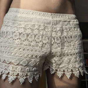 Vita shorts med spets  - Jättesöta och superbekväma lågmidjade spetsshorts som passar perfekt till sommaren! ☀️ Köpt utomlands men aldrig använda Inga fläckar eller defekter! 