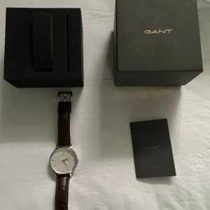 Stilren gant klocka - Tja säljer min fräscha läder gant klocka pågrund av aldrig användning för den, har använt den 2-3 gånger föredrar silverband, inget fel på den och allt og tillkommer förutom kvitto, nypris 1700 och 10/10