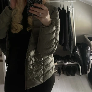 Grön jacka - Superfin grön tunn jacka perfekt till våren och hösten, väldigt fint skick!