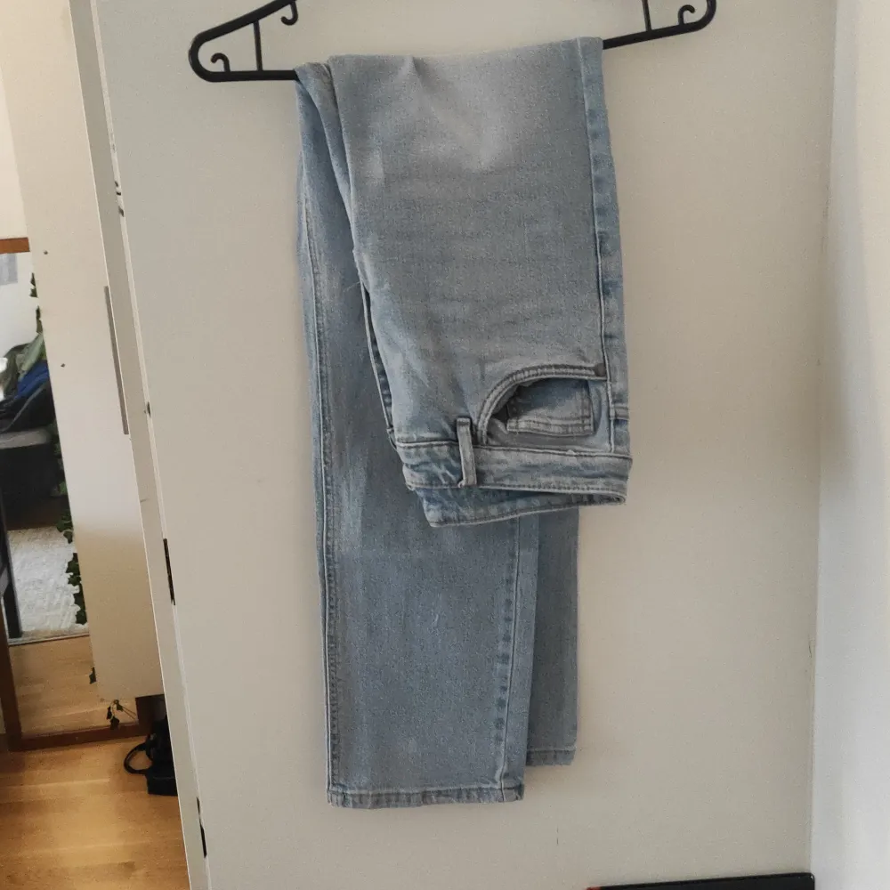 Jättefin sommarjeans. Är i ganska bra kvalitet.. Jeans & Byxor.