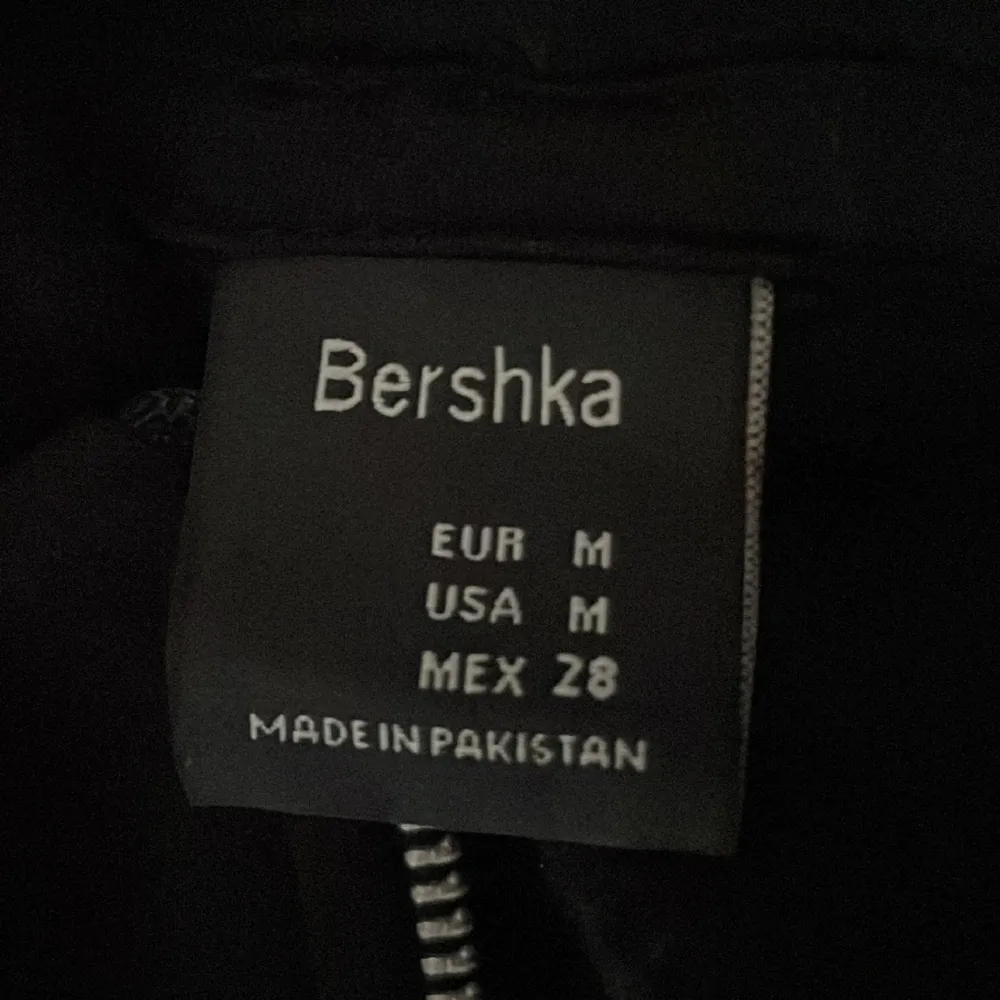 Svart hoodie med dragkedja från Bershka, använt en gång och är oversize fit, Strl M💞 nypris: 300kr. Hoodies.
