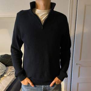 Jättefin half-zip tröja från dressman | Storlek: M (passar L) - skick: använd men ändå bra - Vårat pris: 200 - Nypris 499kr - modellen är 182cm