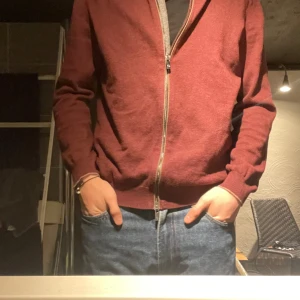 Full zip från Massimo dutti  - Säljer en stilren full zip tröja från Massimo dutti i super bra skick.