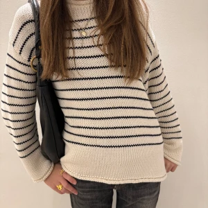 Randig tröja!!💖 - Säljer nu en så snygg randig stickad tröja från Zara. 💖Köptes i höstas men kommer inte till användning. Bara en liten fläck som man ser på bild 3, men går att få bort. Bara att fråga ifall ni funderar över något💖