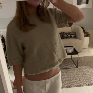 Trekvartsärmad tröja  - Fin Trekvartsärmad stickad tröja, fint med ett spetslinne under 🙌🏼