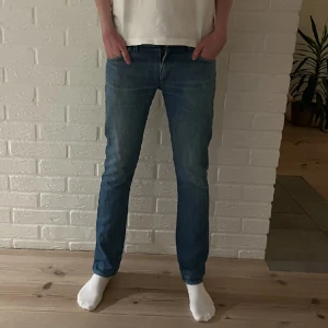 Acne Jeans - Säljer dessa Acne Jeans i slimfit, storlek 30-34. Jeansen är i bra skick, men har tecken på användning. Skriv i pm vid frågor eller funderingar!