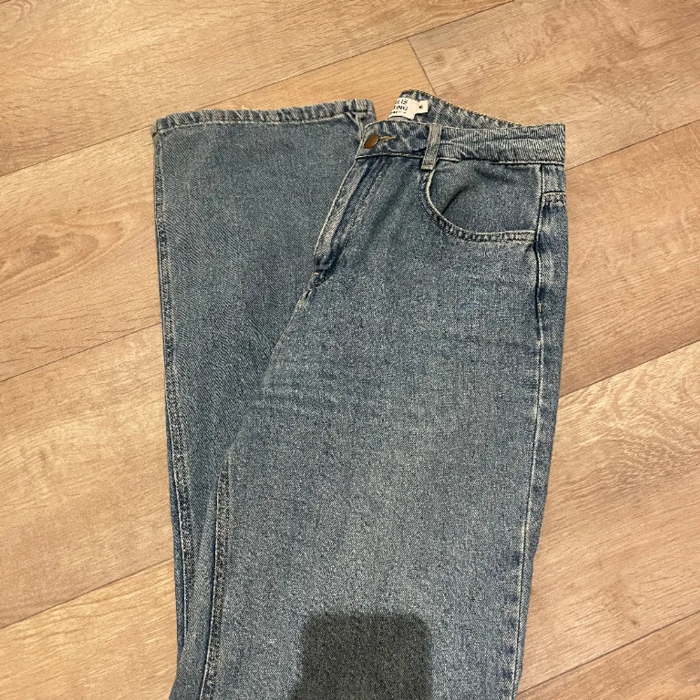 Sparsamt använda jeans som säljer pga för små. Jeans & Byxor.