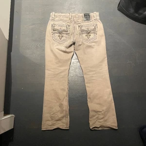 Feta rock revival jeans - Ett par feeeta rock revival jeans💸💸🪙 Storlek 38, straight fit🤟 Dm för mer info