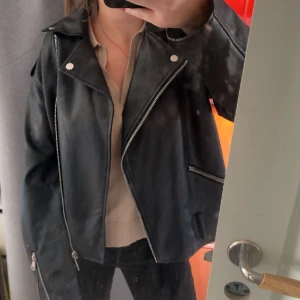 Skinnjacka - Skinnjacka från Missguided 👌🏽 bandet som ska vara runt jackan finns tyvärr ej 