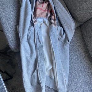 Burberry kofta - Burberry som inte passar mig. Använt den kanske 2 till 3 gånger. Inget fel på koftan. 