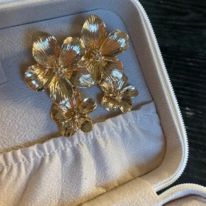Blommiga örhängen 🌸 - Super fina blommiga örhängen i guld! 🌸 använda 1 gång! 🌸 Kommer från SLY smycken 🌸