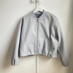 Tunn zarajacka - Oanvänd tunn jacka från zara, stl L (liten i storleken)