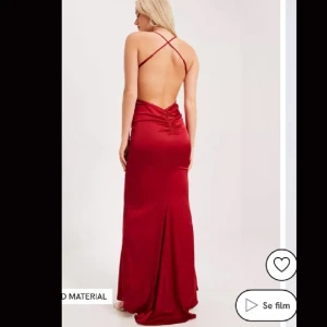 Balklänning  - Säljer min superfina balklänning! Endast använd 1 gång vid balen förra året, inga defekter eller fläckar.  Passar på mig som är strl XS och 1,63 cm lång.  Storlek 34. Köpt från Nelly för 1099kr💓💓 Priset går att diskutera 