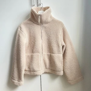 Slutsåld populär pile jacka H&M - Slutsålda jackan i pile från H&M, använd fåtal gånger som ny!🤎stl S