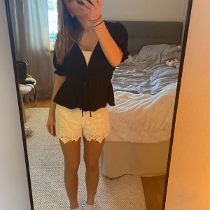 Blus - Supersöt blus ifrån Gina tricot. Fungerar även som en kofta om man har ett linne under😋