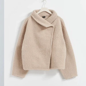 Jacka - Säljer denna jackan från ginatricot då jag inte riktigt tycker den passar mig. Den är helt oanvänd, endast testad med lapparna kvar och slutsåld. Nypris 599 kr säljer för 549 kr. Priset kan diskuteras vid snabb affär. Skriv privat för egna bilder💕