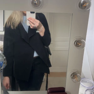 Svart kappa - Är för liten och kommer inte längre till användning!