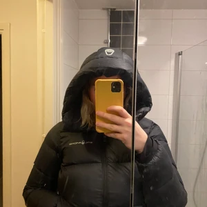 Sail racing jacka down hood - Säljer nu min sail racing jacka  Storlek L men lite mindre i storleken Nypris 4199kr Köparen står för frakt Köpt för 3 månader sen använd ett fåtal gånger Snabb affär prioriteras